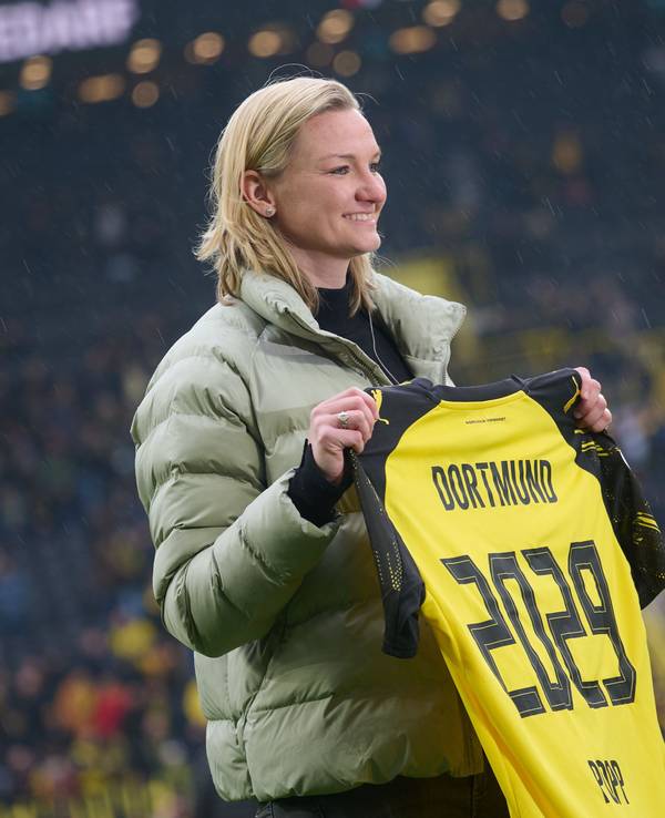 Nach ihrer Unterschrift wird Alex Popp beim BVB im Signal-Iduna-Park vorgestellt.