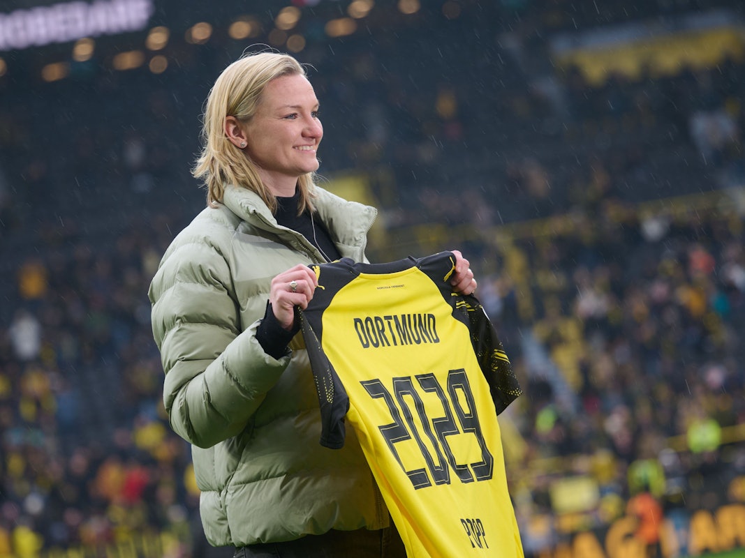 Nach ihrer Unterschrift wird Alex Popp beim BVB im Signal-Iduna-Park vorgestellt.