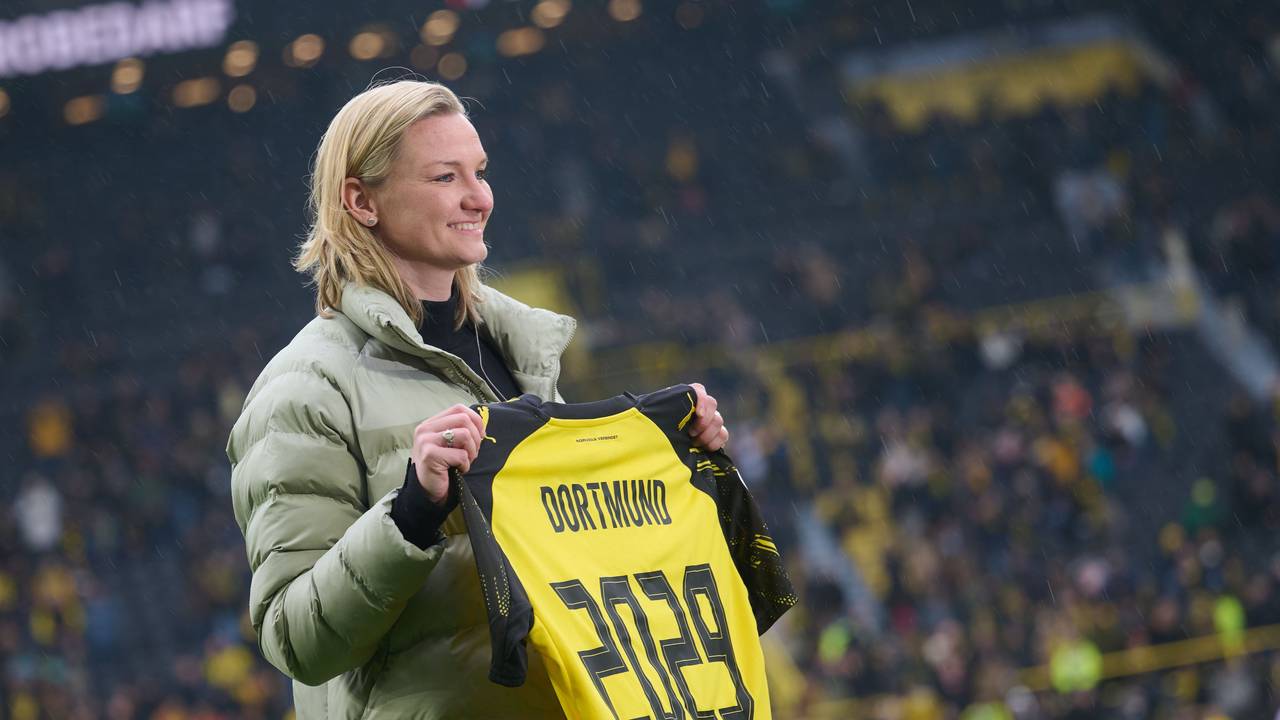Nach ihrer Unterschrift wird Alex Popp beim BVB im Signal-Iduna-Park vorgestellt.