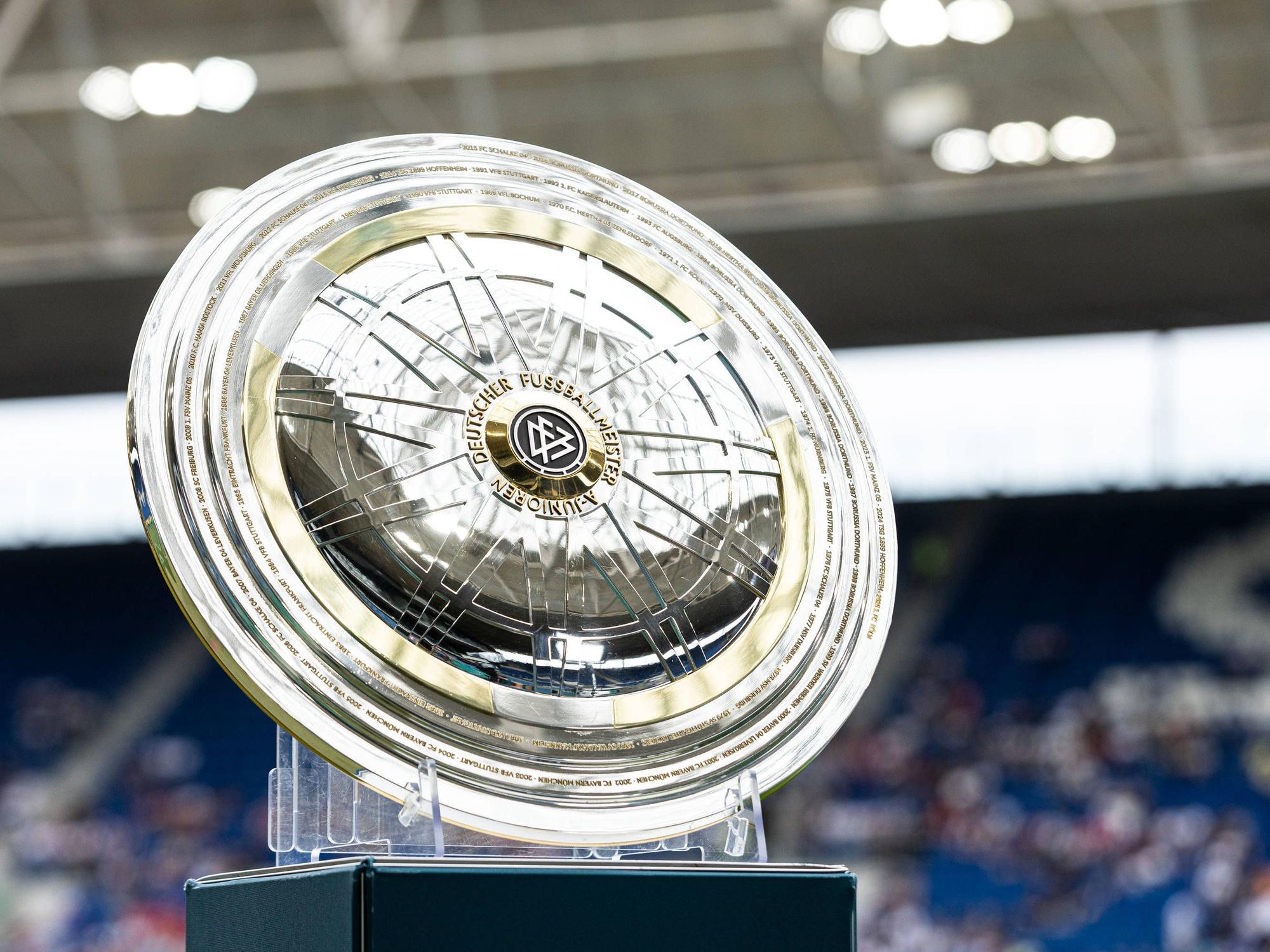 Die Schale der U19-DFB-Nachwuchsliga.