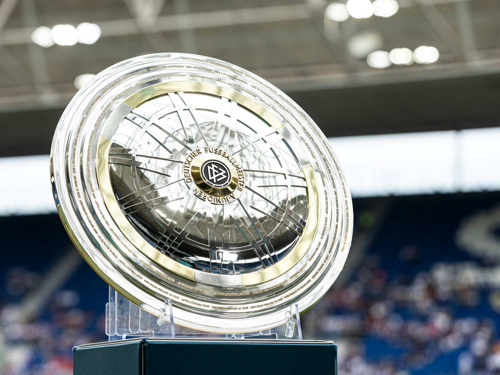 Die Schale der U19-DFB-Nachwuchsliga.