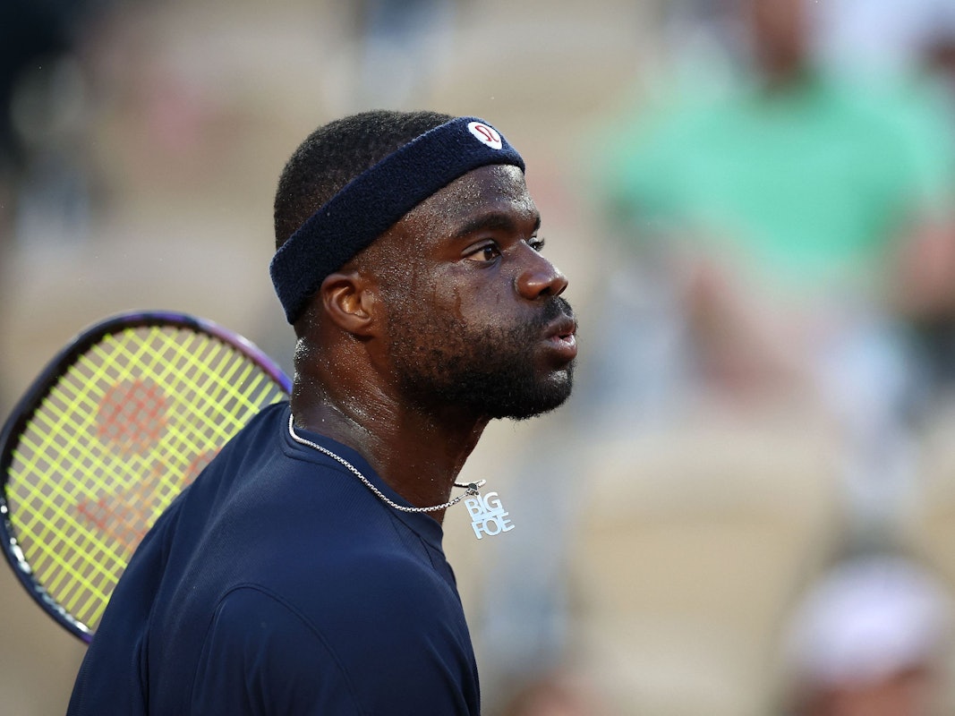 Frances Tiafoe guckt einem Ball hinteher.