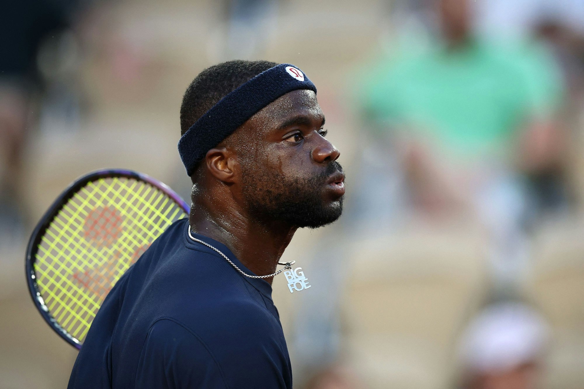 Frances Tiafoe guckt einem Ball hinteher.