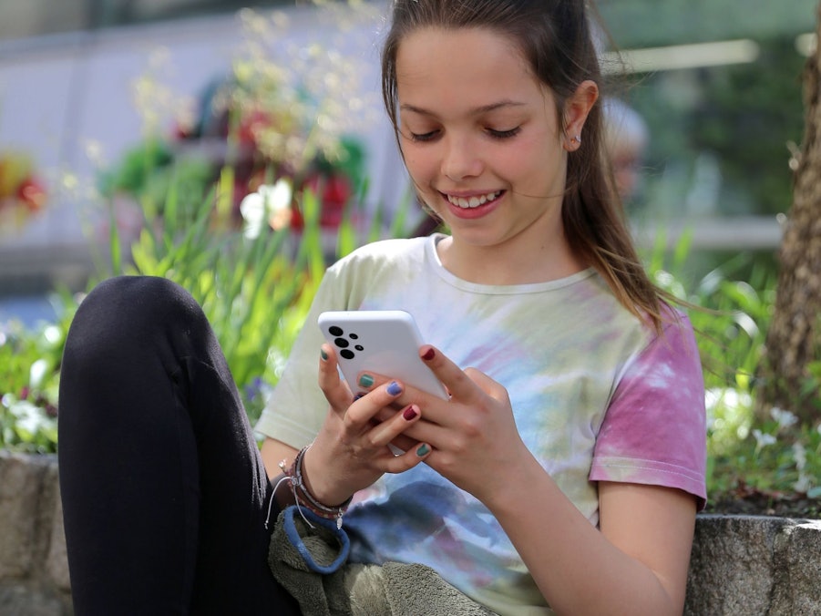 Ein Mädchen nutzt ein Smartphone