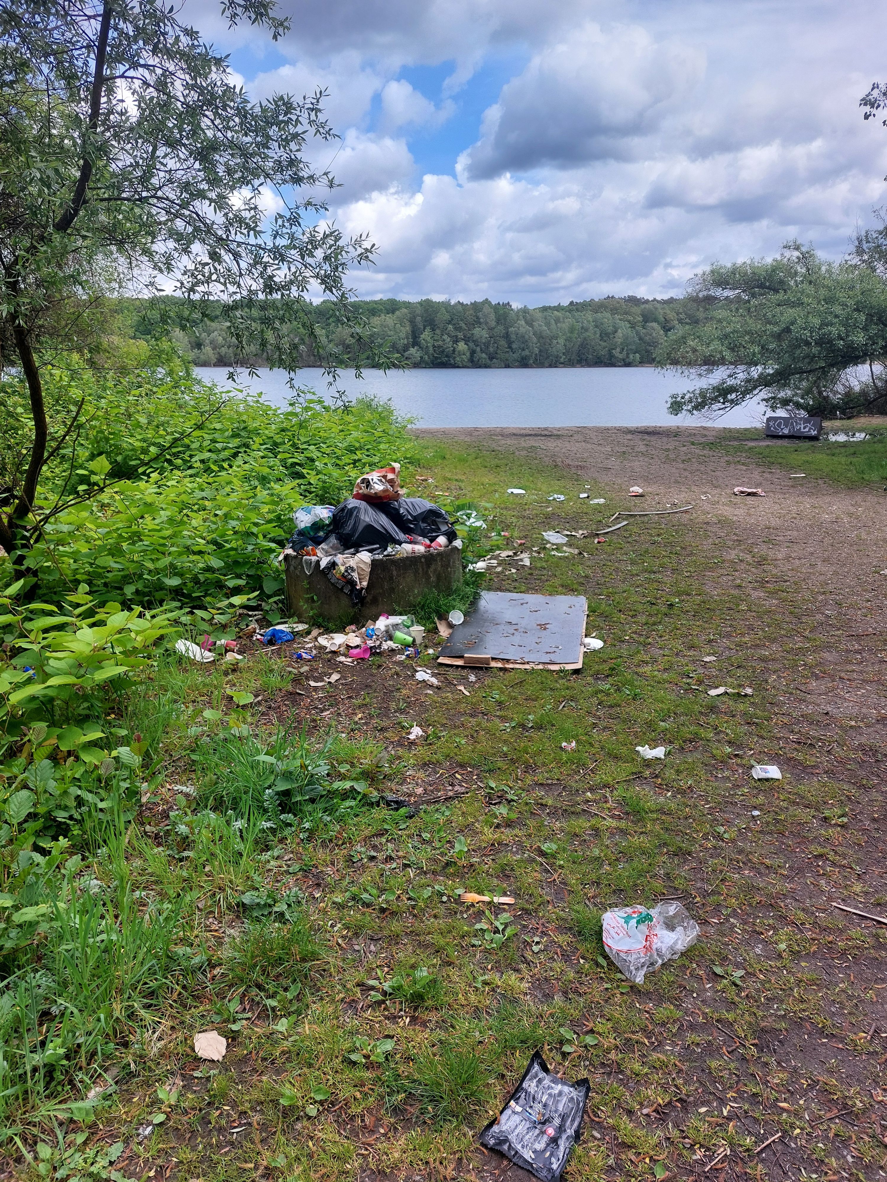Ekel-Anblick: Müll am Höhenfeldersee in Köln-Höhenhaus.