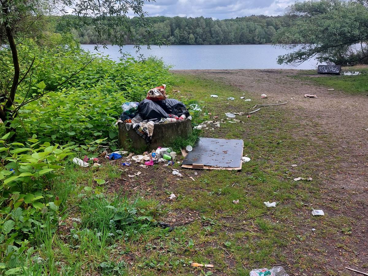 Ekel-Anblick: Müll am Höhenfeldersee in Köln-Höhenhaus.