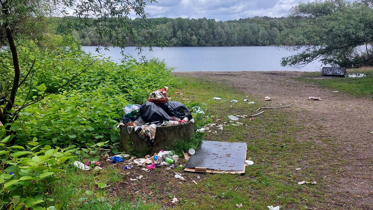 Ekel-Anblick: Müll am Höhenfeldersee in Köln-Höhenhaus.