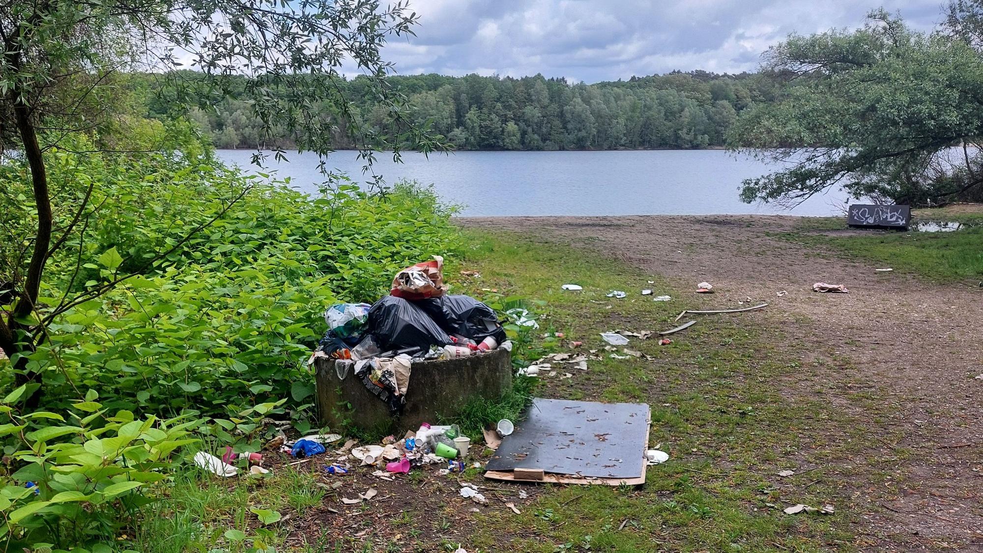 Ekel-Anblick: Müll am Höhenfeldersee in Köln-Höhenhaus.