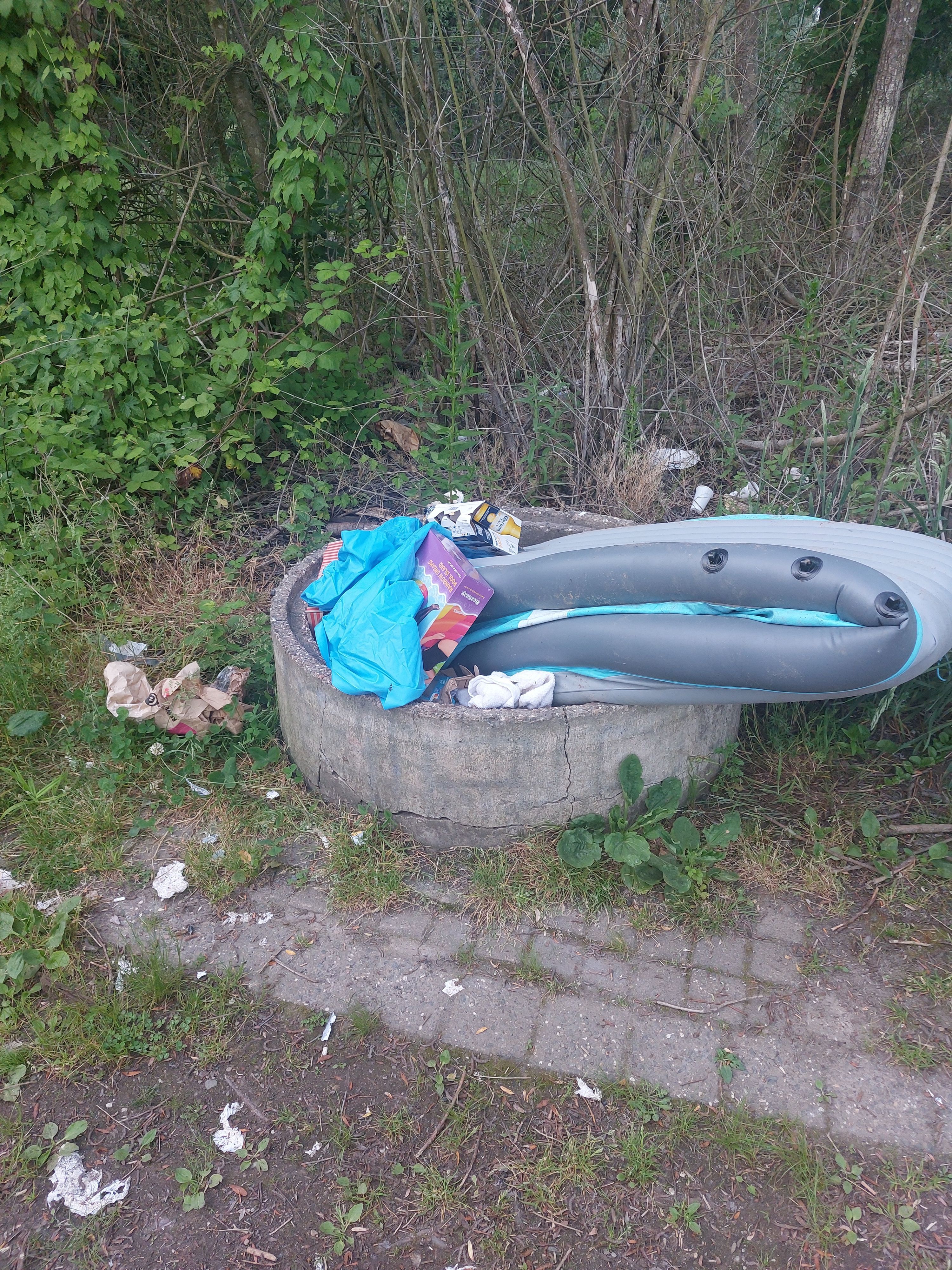 Alles Mögliche lassen die Badegäste an dem See zurück. Dabei ist Baden hier streng verboten.
