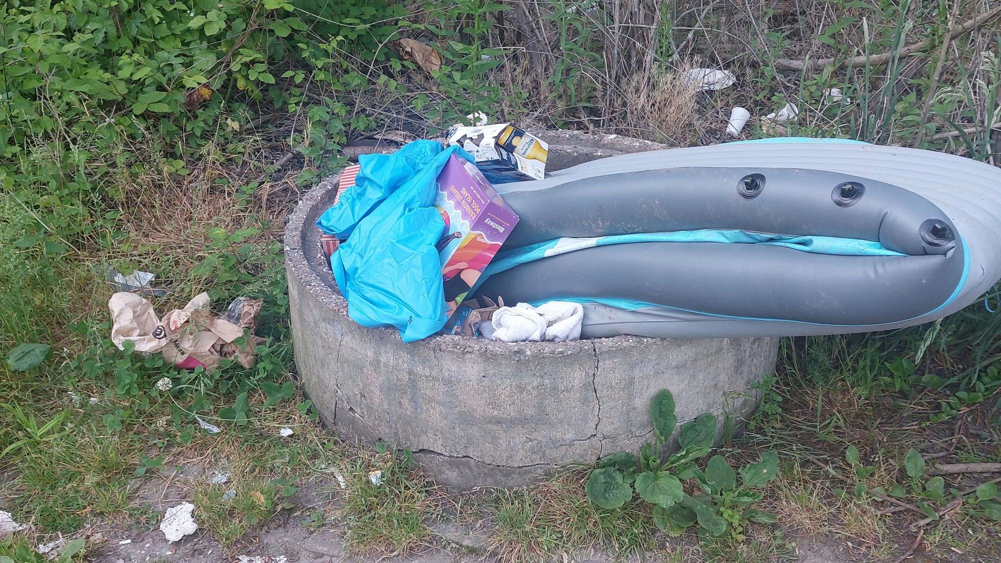 Alles Mögliche lassen die Badegäste an dem See zurück. Dabei ist Baden hier streng verboten.