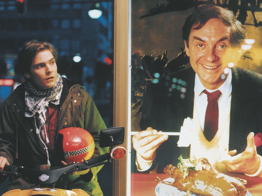 Im Spielfilm „Good Bye, Lenin!“ verkörpert Daniel Brühl (links) den jungen Alex Kerner, dessen Mutter während der Wende im Koma liegt und nach dem Mauerfall wieder aufwacht. Um ihr den Tod durch eine Herzattacke zu ersparen, inszeniert Alex die DDR in der Wohnung. (Bild: ZDF/Conny Klein / X-Filme / Beta Film)