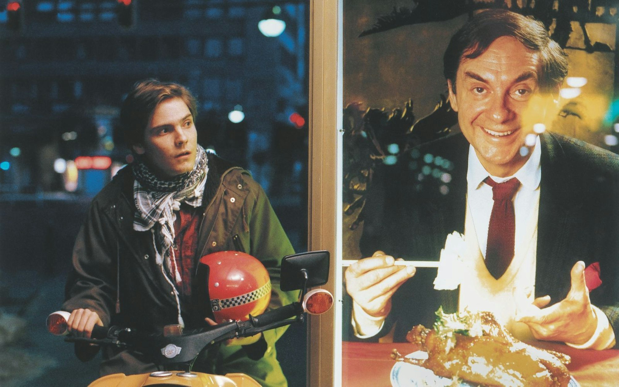Im Spielfilm „Good Bye, Lenin!“ verkörpert Daniel Brühl (links) den jungen Alex Kerner, dessen Mutter während der Wende im Koma liegt und nach dem Mauerfall wieder aufwacht. Um ihr den Tod durch eine Herzattacke zu ersparen, inszeniert Alex die DDR in der Wohnung. (Bild: ZDF/Conny Klein / X-Filme / Beta Film)