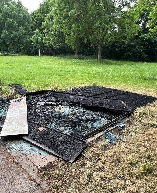 Im Beethovenpark in Köln-Sülz sind die Dixi-Klos abgebrannt.