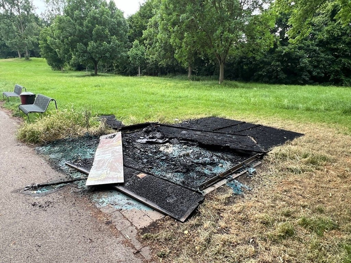 Im Beethovenpark in Köln-Sülz sind die Dixi-Klos abgebrannt.