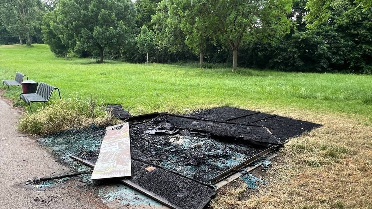 Im Beethovenpark in Köln-Sülz sind die Dixi-Klos abgebrannt.