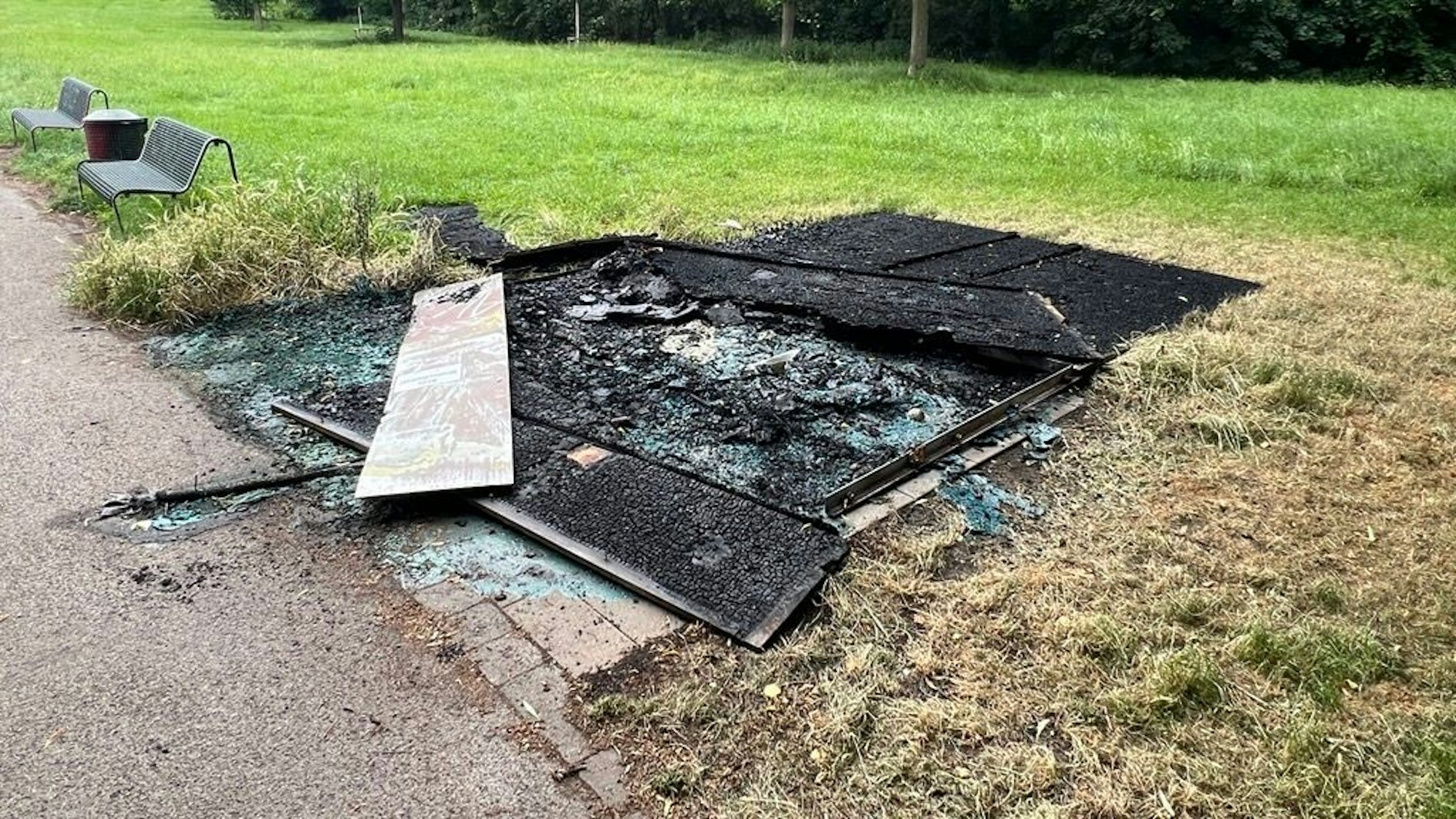 Im Beethovenpark in Köln-Sülz sind die Dixi-Klos abgebrannt.