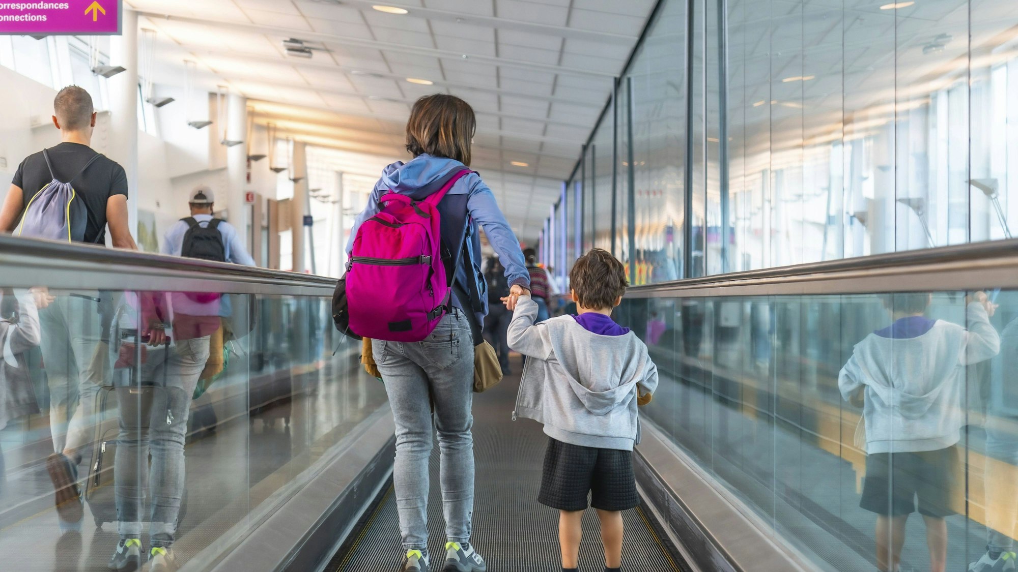 Mutter und Sohn im Flughafenterminal