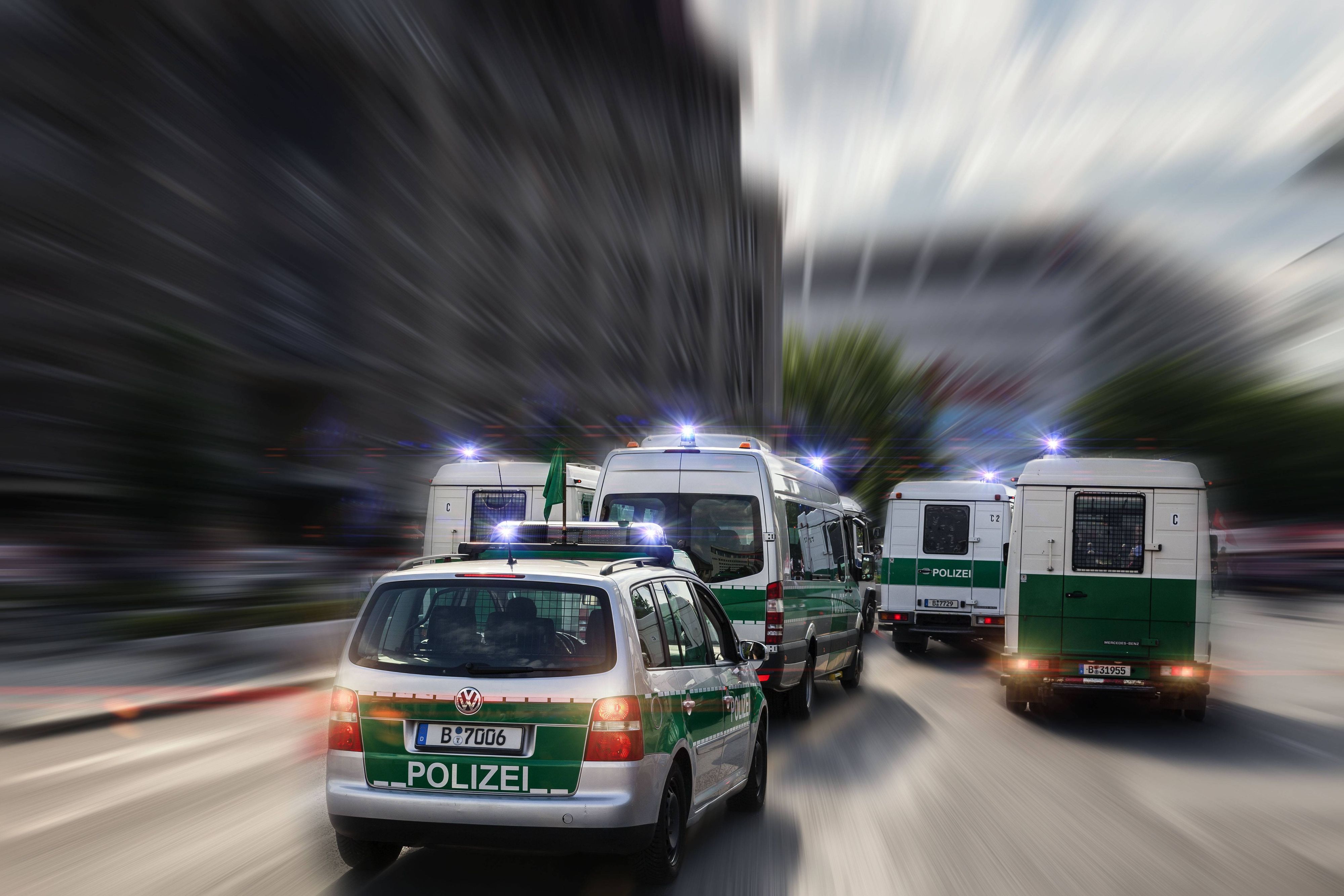 Polizeifahrzeuge mit Warnleuchten im Einsatz