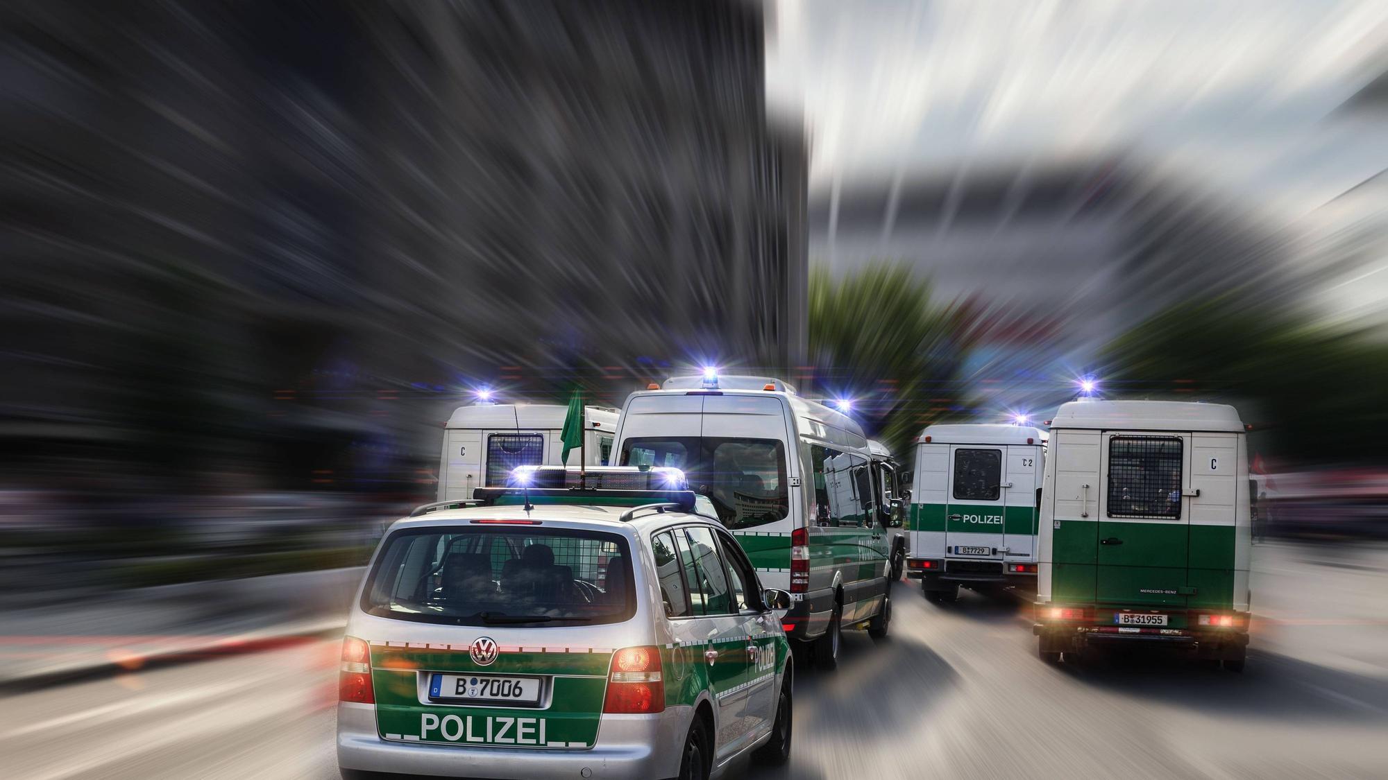Polizeifahrzeuge mit Warnleuchten im Einsatz