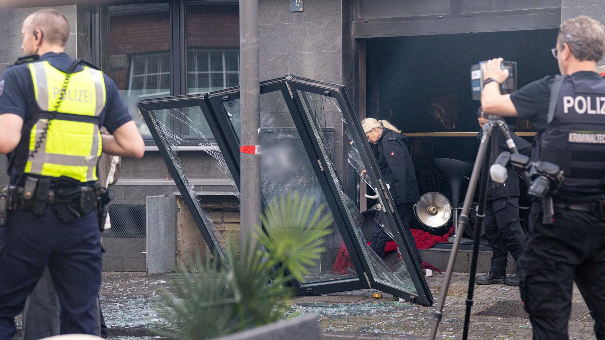 Einsatzkräfte arbeiten an der Spurensicherung nach einer Explosion in einer Bar in der Kölner Innenstadt.