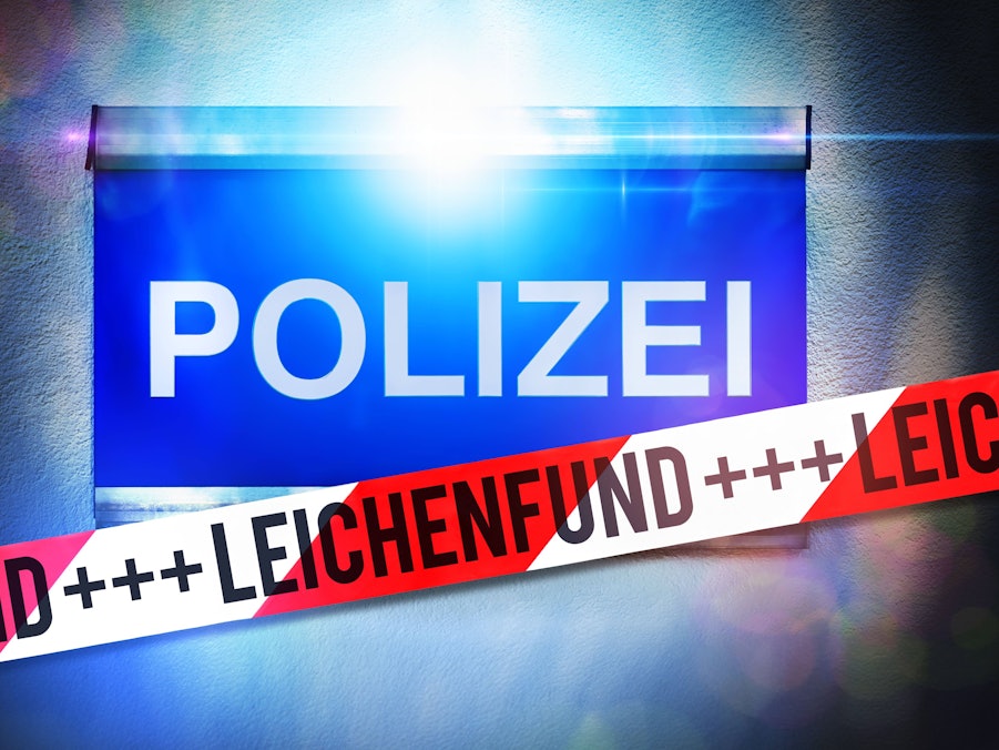Polizeischild, Blaulicht und Absperrband Leichenfund