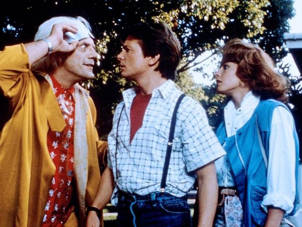 „Zurück in die Zukunft“, die Trilogie um den Zeitmaschinenerfinder „Doc“ Brown und Teenager Marty McFly, machte Michael J. Fox (Mitte) und Christopher Lloyd zu Stars. (Bild: Universal Pictures)