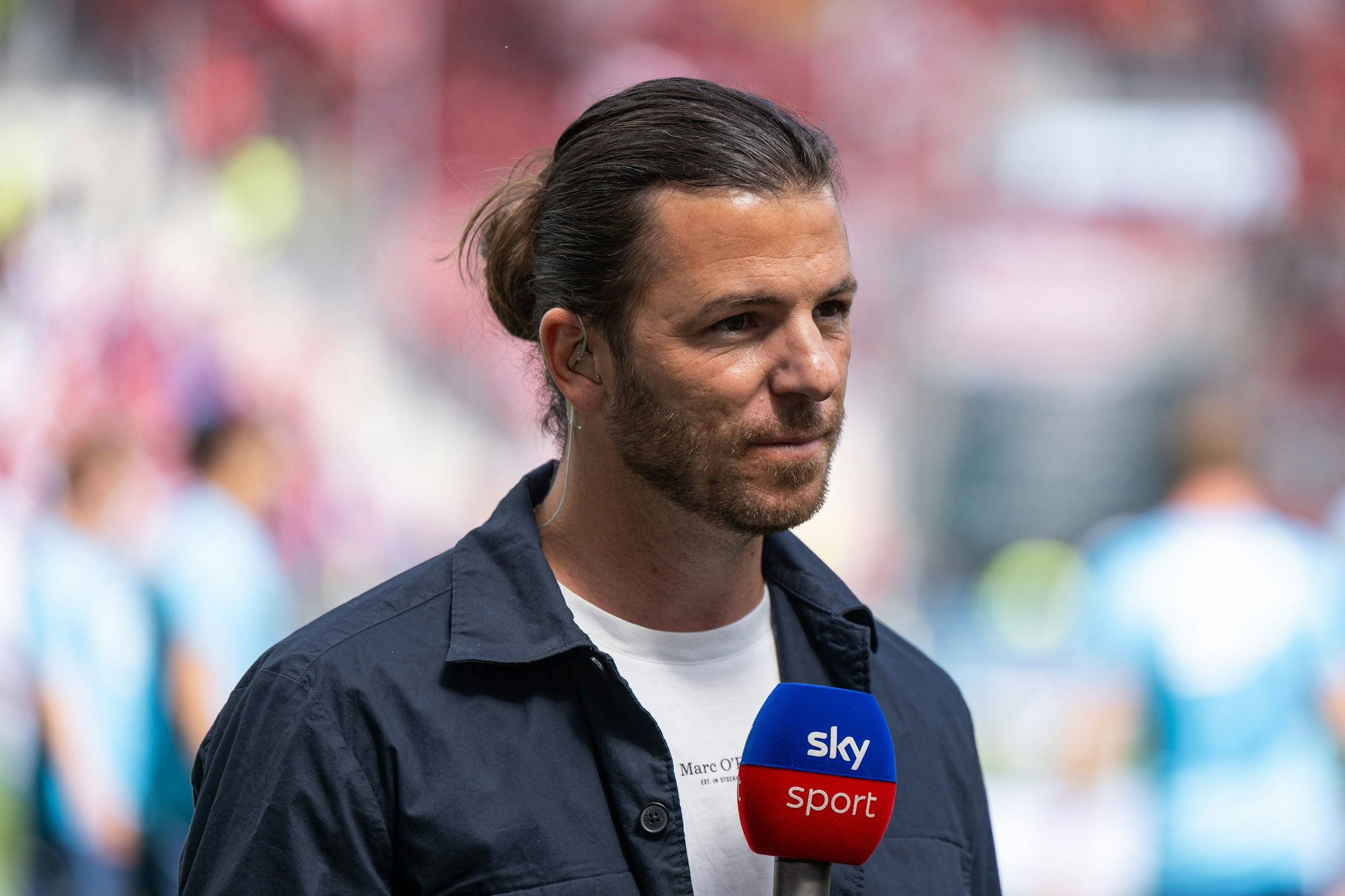 Sky-Moderator Riccardo Basile am Spielfeldrand.