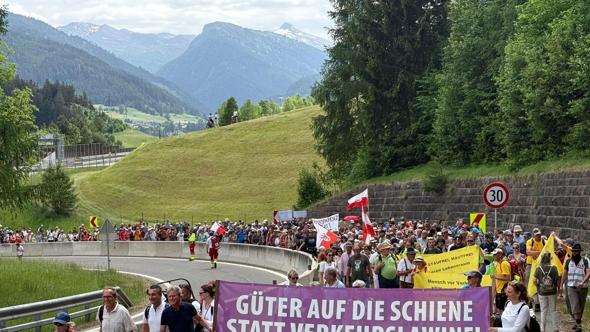 Demonstration und Totalsperre auf Brennerautobahn