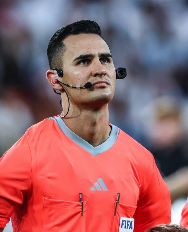Schiri Matheus Delgado Candancan auf dem Platz.