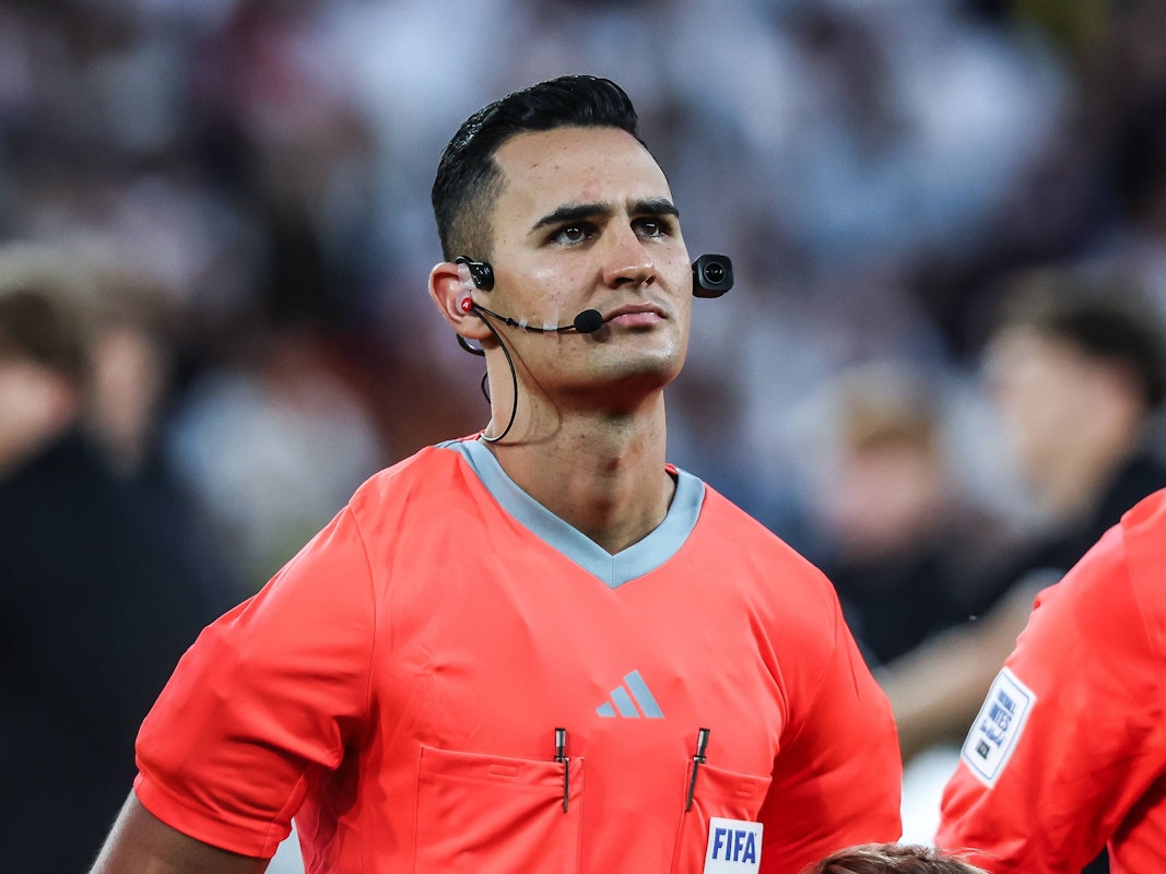 Schiri Matheus Delgado Candancan auf dem Platz.