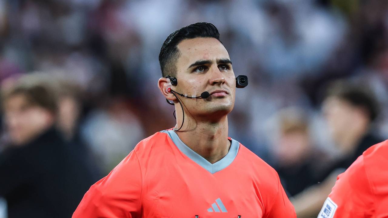Schiri Matheus Delgado Candancan auf dem Platz.