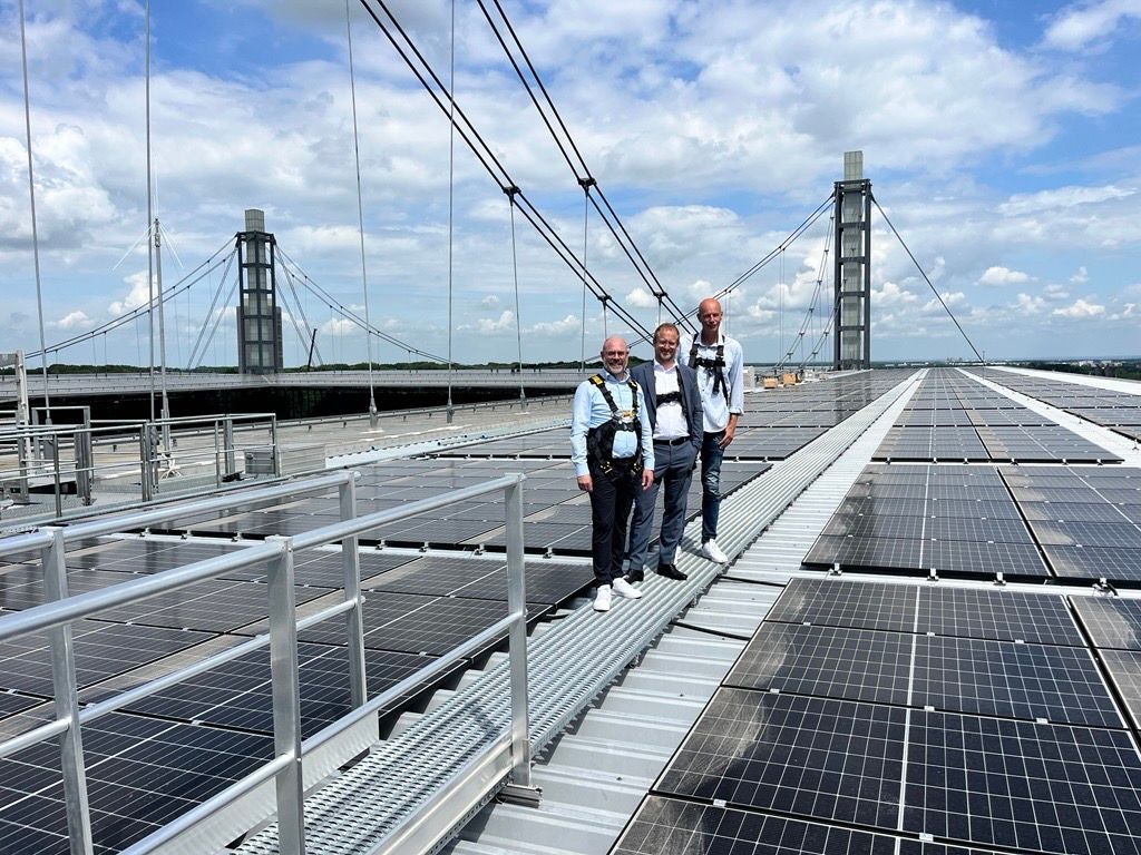FC-Präsident Jörn Stobbe (vl.), Stephan Segbers (RheinEnergie) und Lutz Wingerath (Sportstätten) auf dem Dach des Rhein-Energie-Stadions