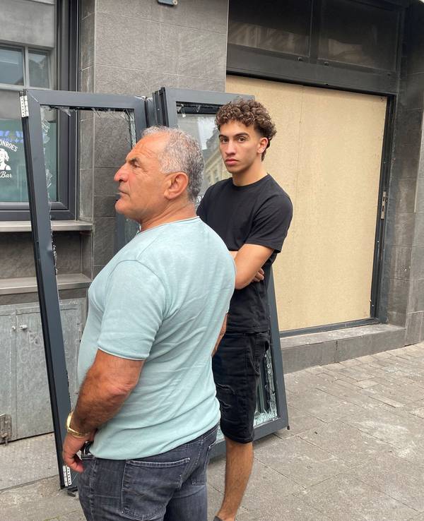 Yahya Firat mit Handwerkern