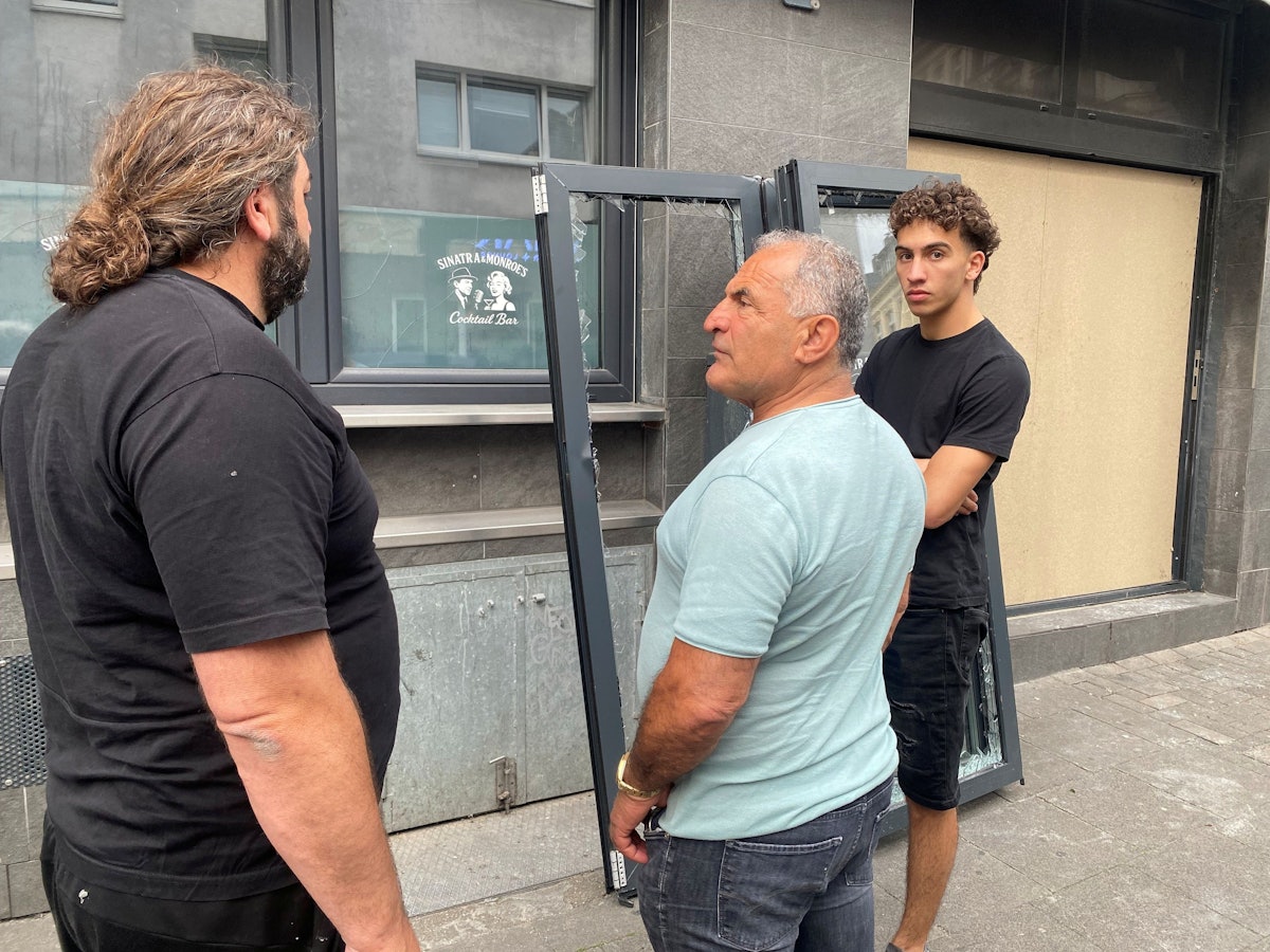 Yahya Firat mit Handwerkern
