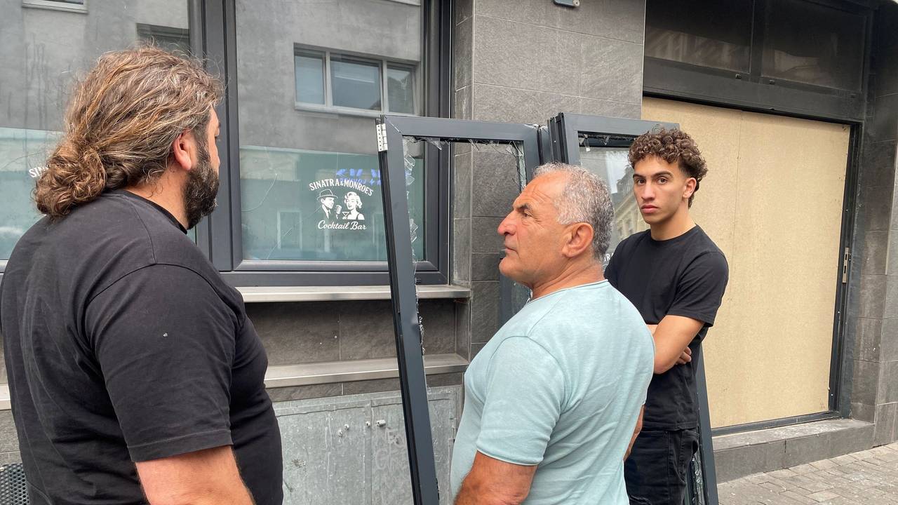 Yahya Firat mit Handwerkern