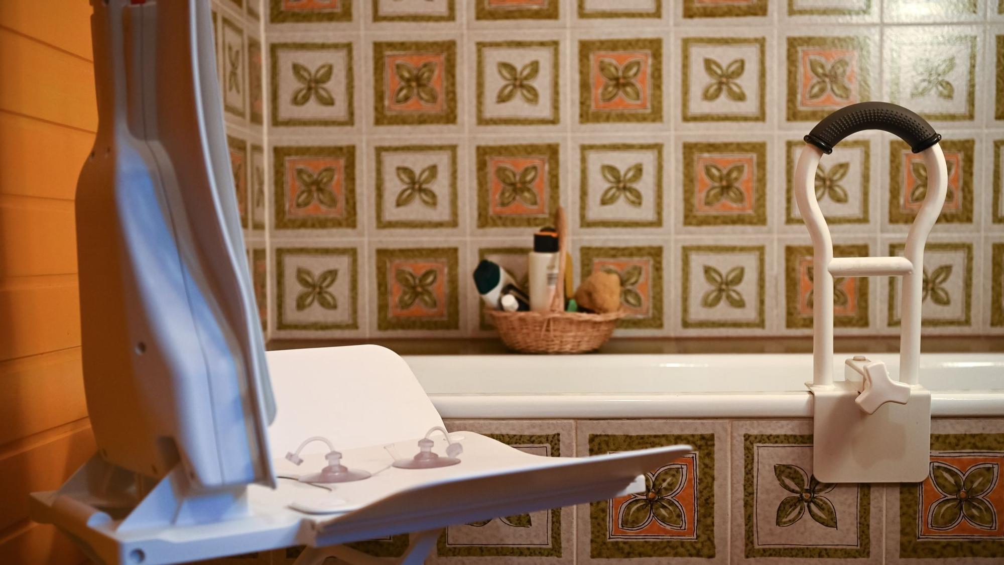 Ein Badewannenlift steht vor einer Badewanne
