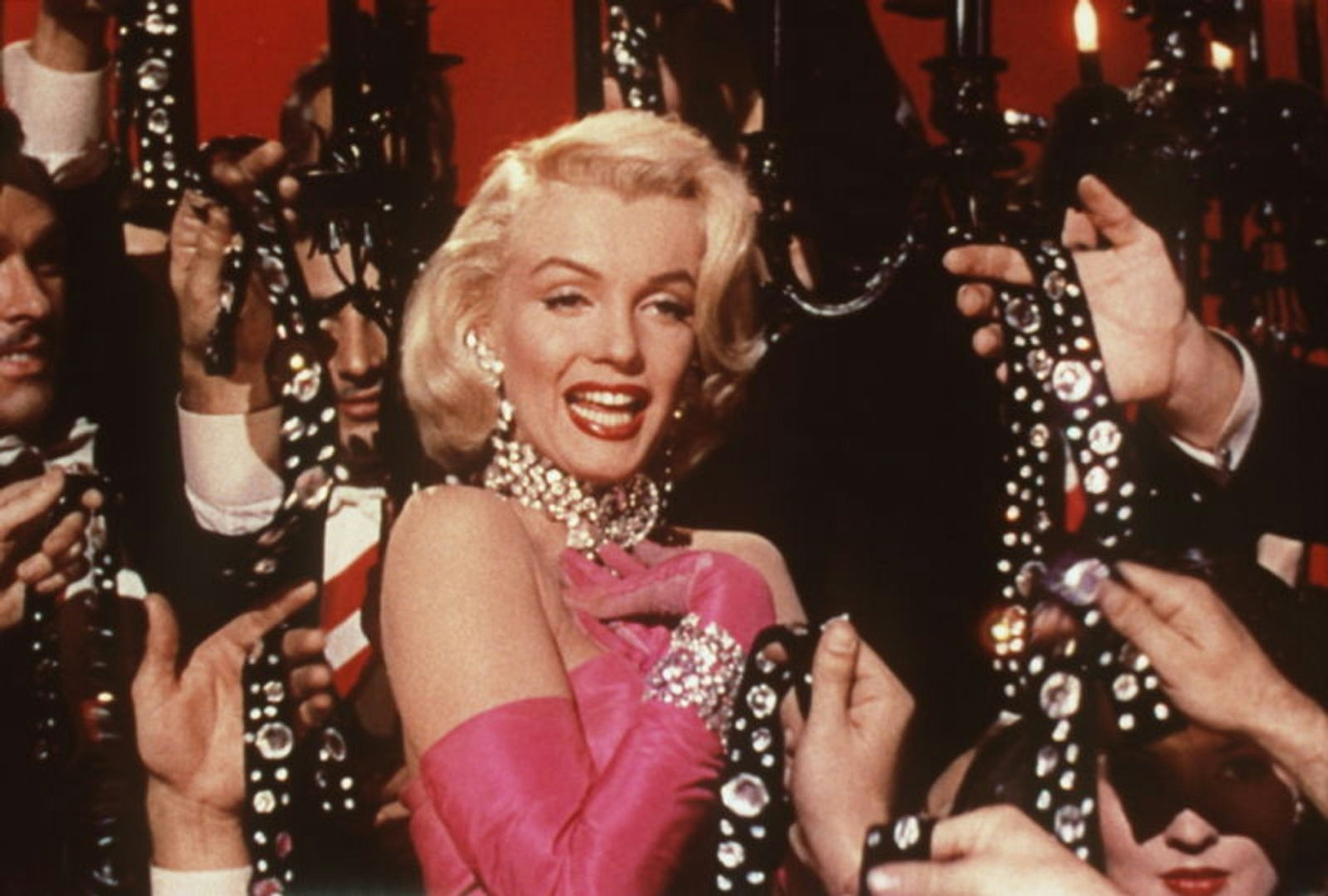 „Diamond's Are A Girls Best Friend“ sang Marilyn Monroe in „Blondinen bevorzugt“ (1953) und wurde mit der Musicalkomödie endgültig zum Superstar Hollywoods. (Bild: 20th Century Studios)