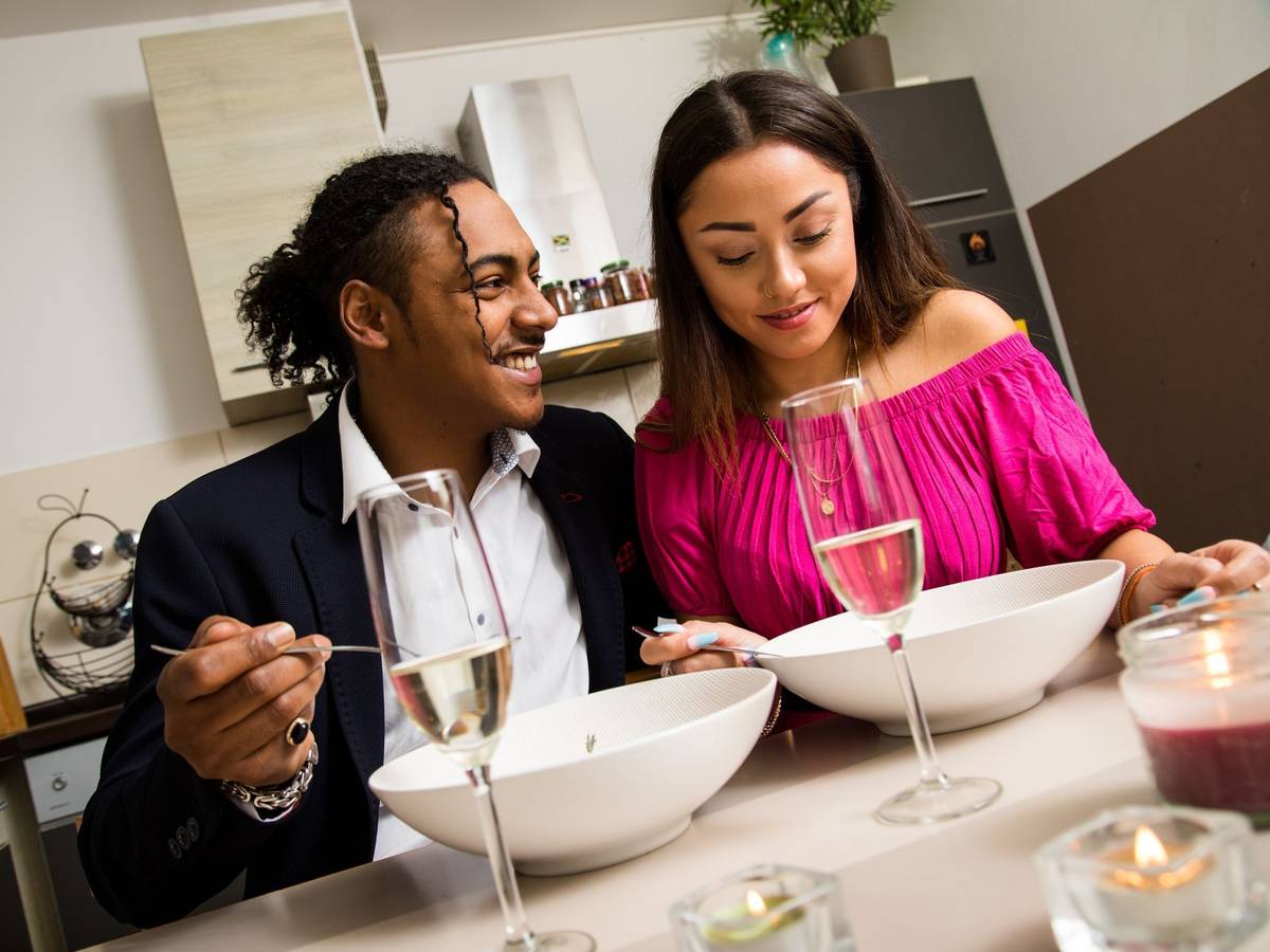 Ein Paar genießt ein romantisches Abendessen