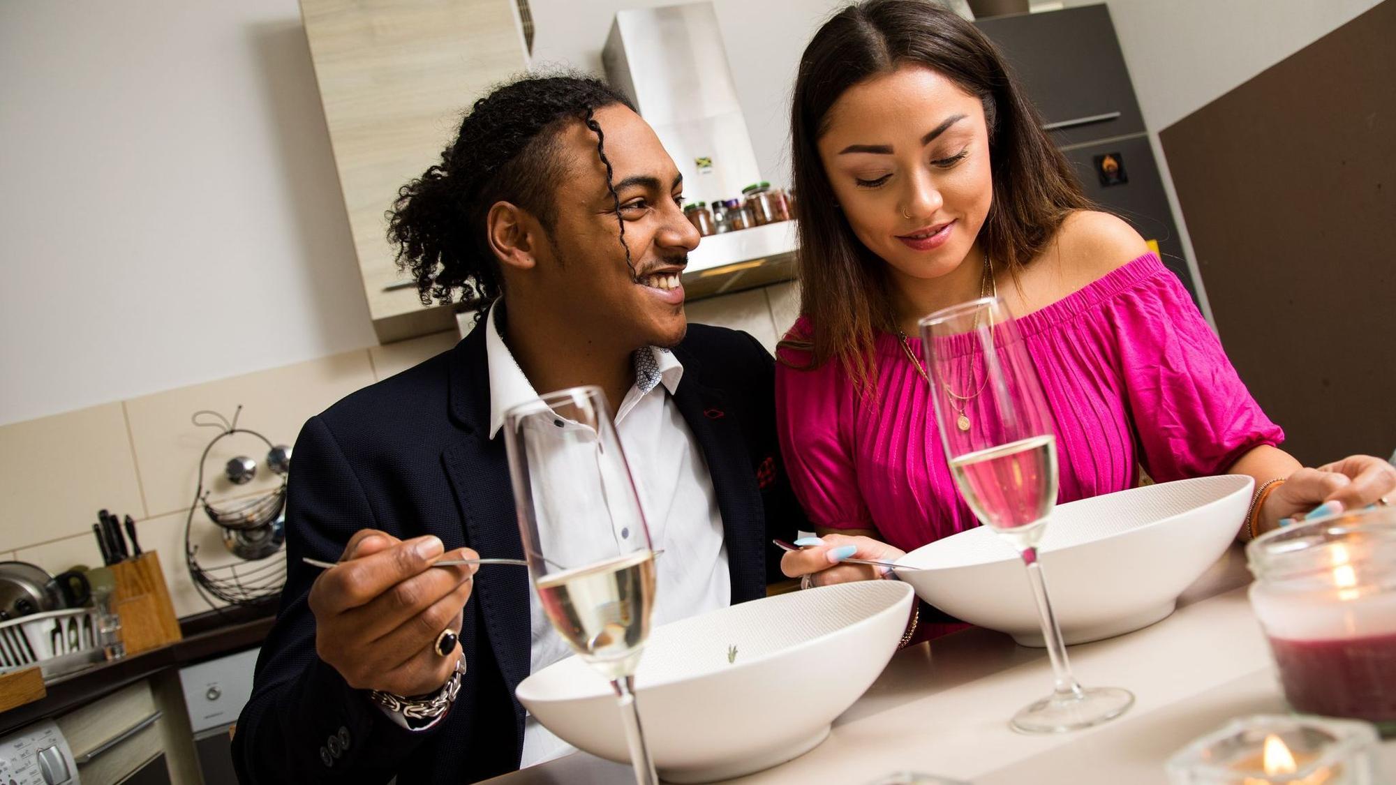 Ein Paar genießt ein romantisches Abendessen