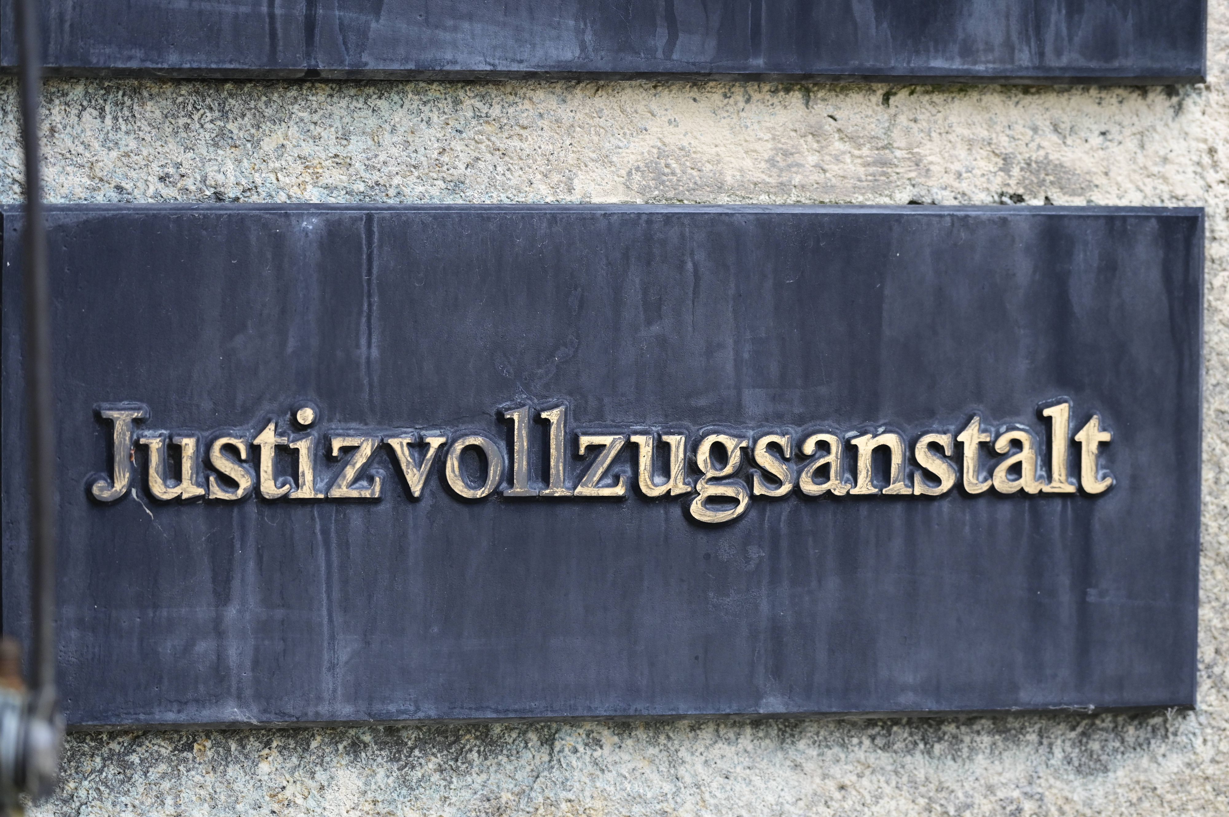Schild mit Schriftzug Justizvollzugsanstalt