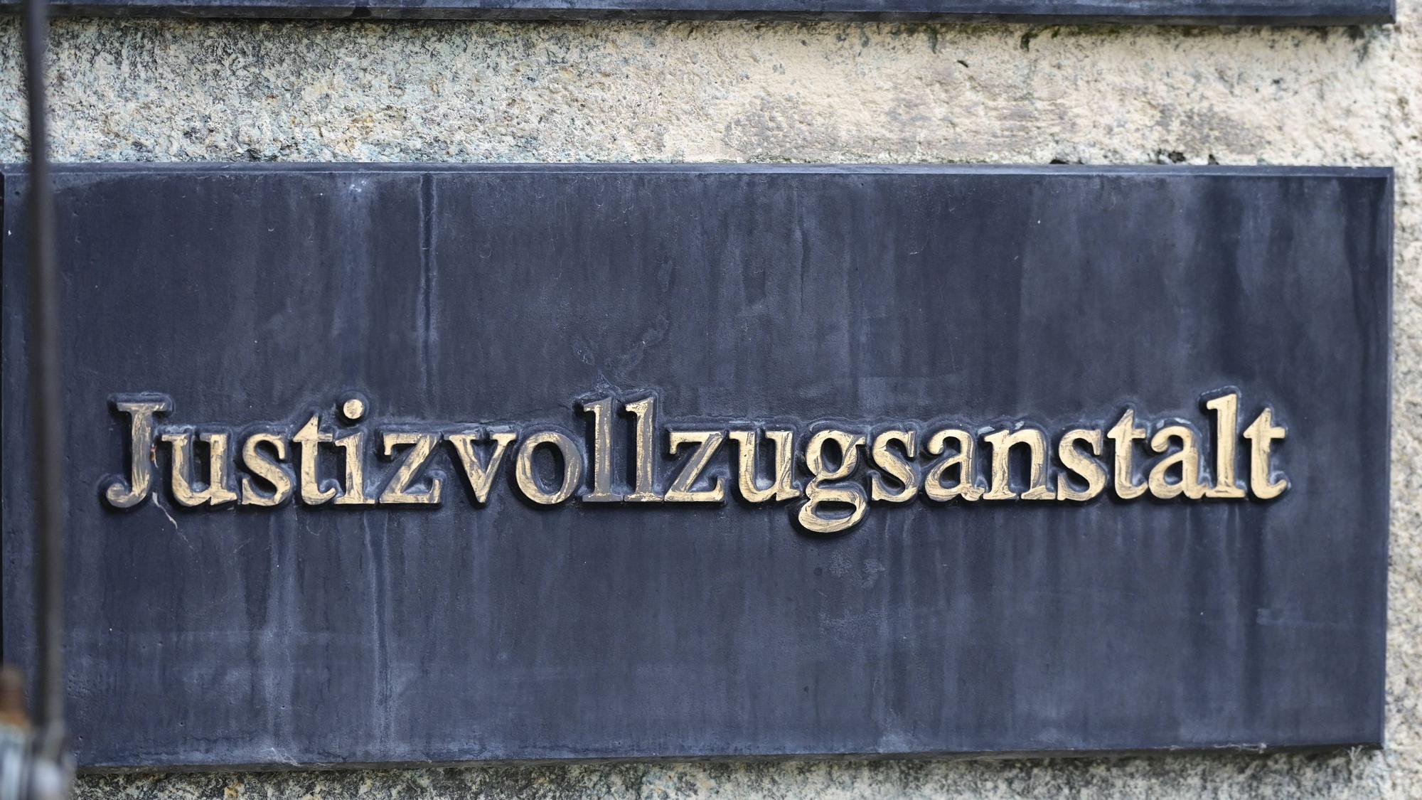 Schild mit Schriftzug Justizvollzugsanstalt