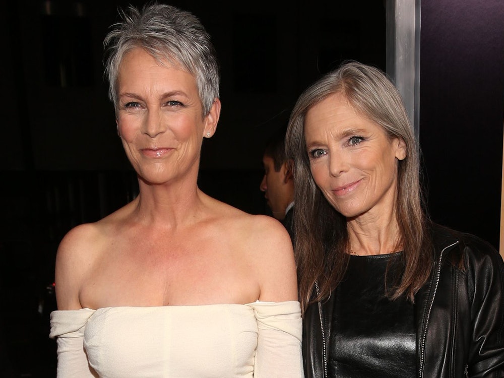 Jamie Lee Curtis (links) und ihre Schwester Kelly Lee Curtis im Jahr 2012. Letztere ist im Alter von 69 Jahren nun verstorben. (Bild: 2012 Getty Images/Christopher Polk)