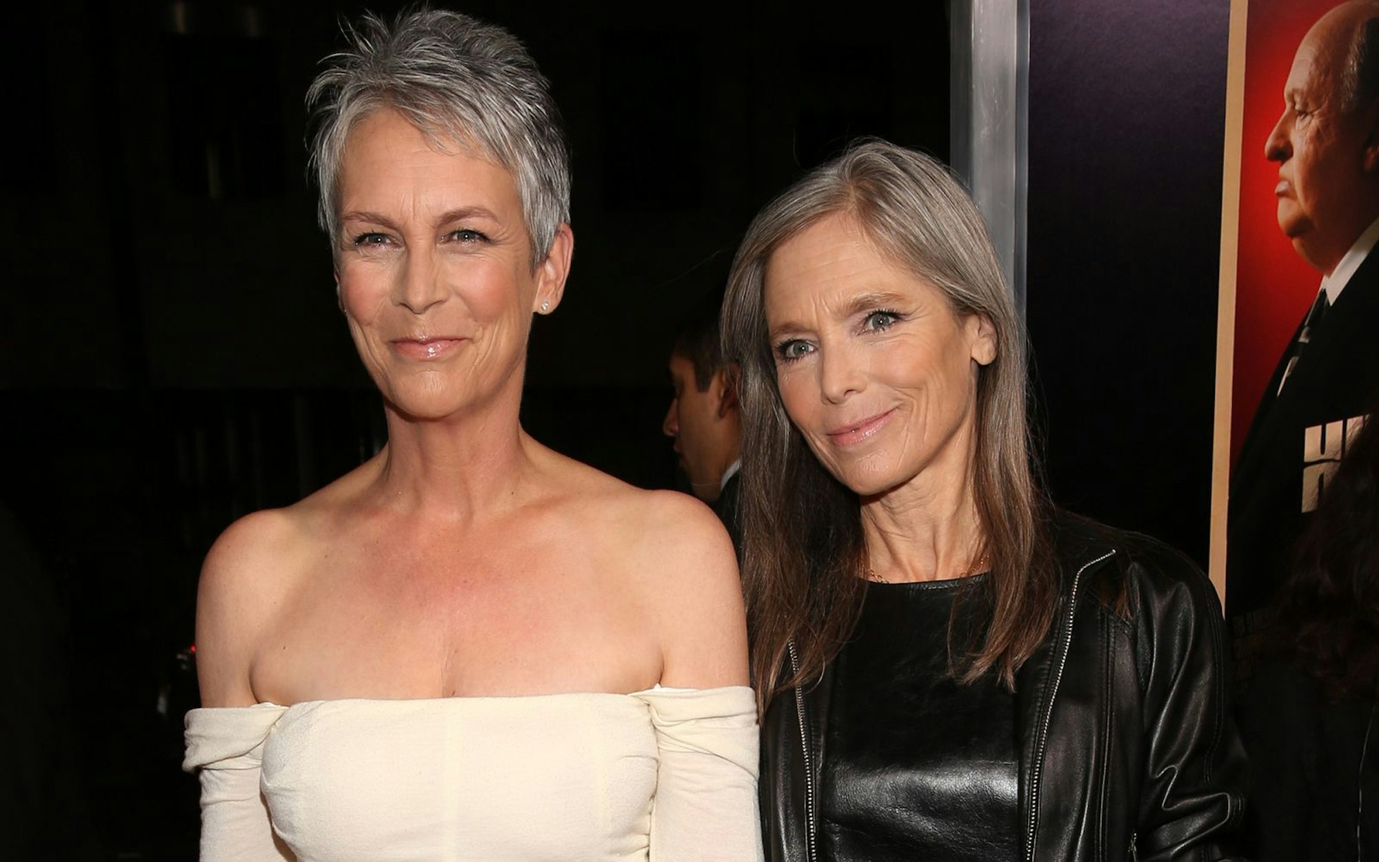 Jamie Lee Curtis (links) und ihre Schwester Kelly Lee Curtis im Jahr 2012. Letztere ist im Alter von 69 Jahren nun verstorben. (Bild: 2012 Getty Images/Christopher Polk)