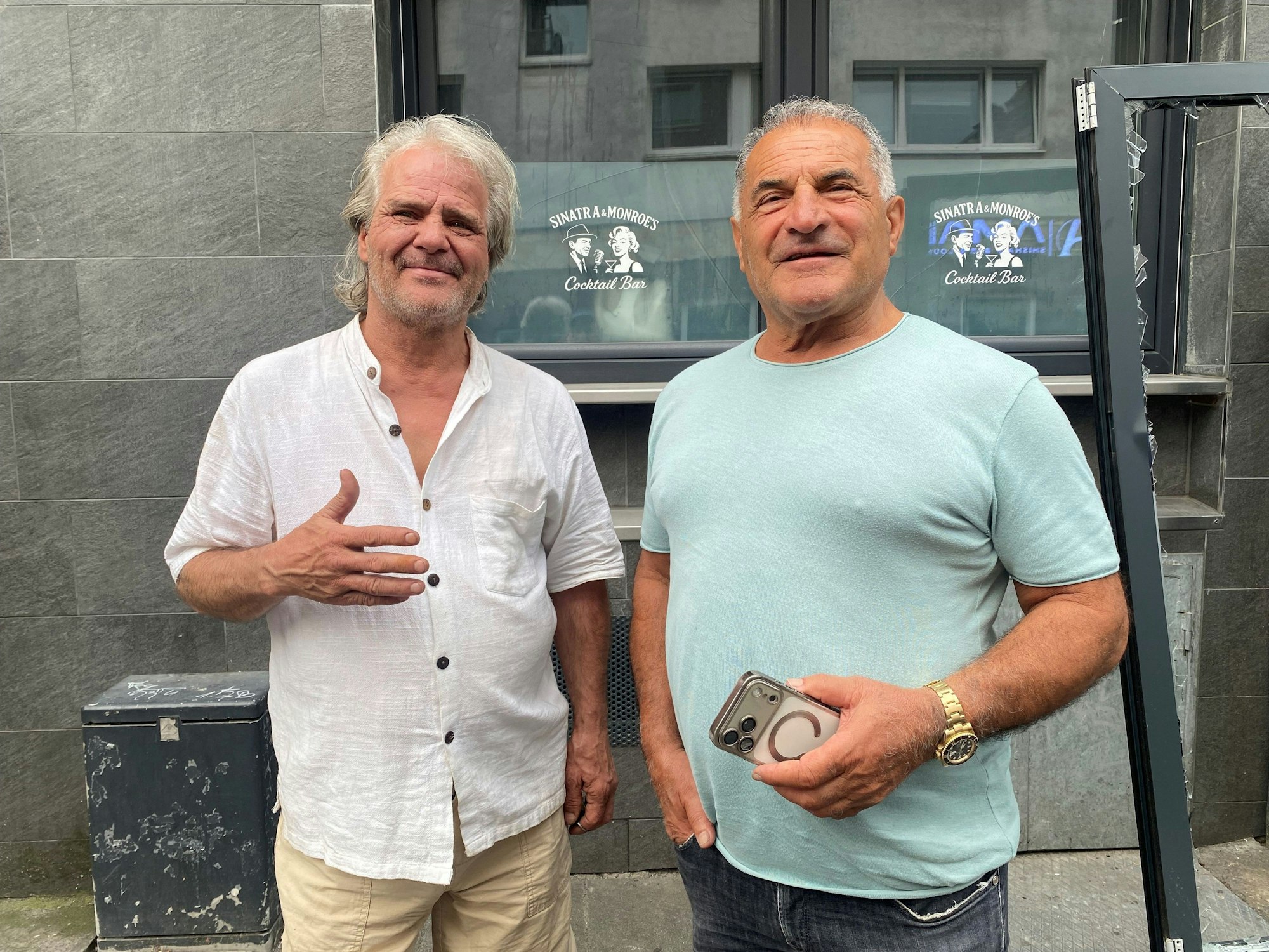 Udo W. und Yahya Firat vor dem Haus Friesenwall 80 in Köln