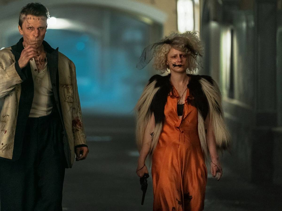 Frank (Christian Bale, links) und „die Braut“ (Jessie Buckley) sorgen für Aufruhr. (Bild: 2024 Warner Bros. Entertainment Inc./Niko Tavenise)