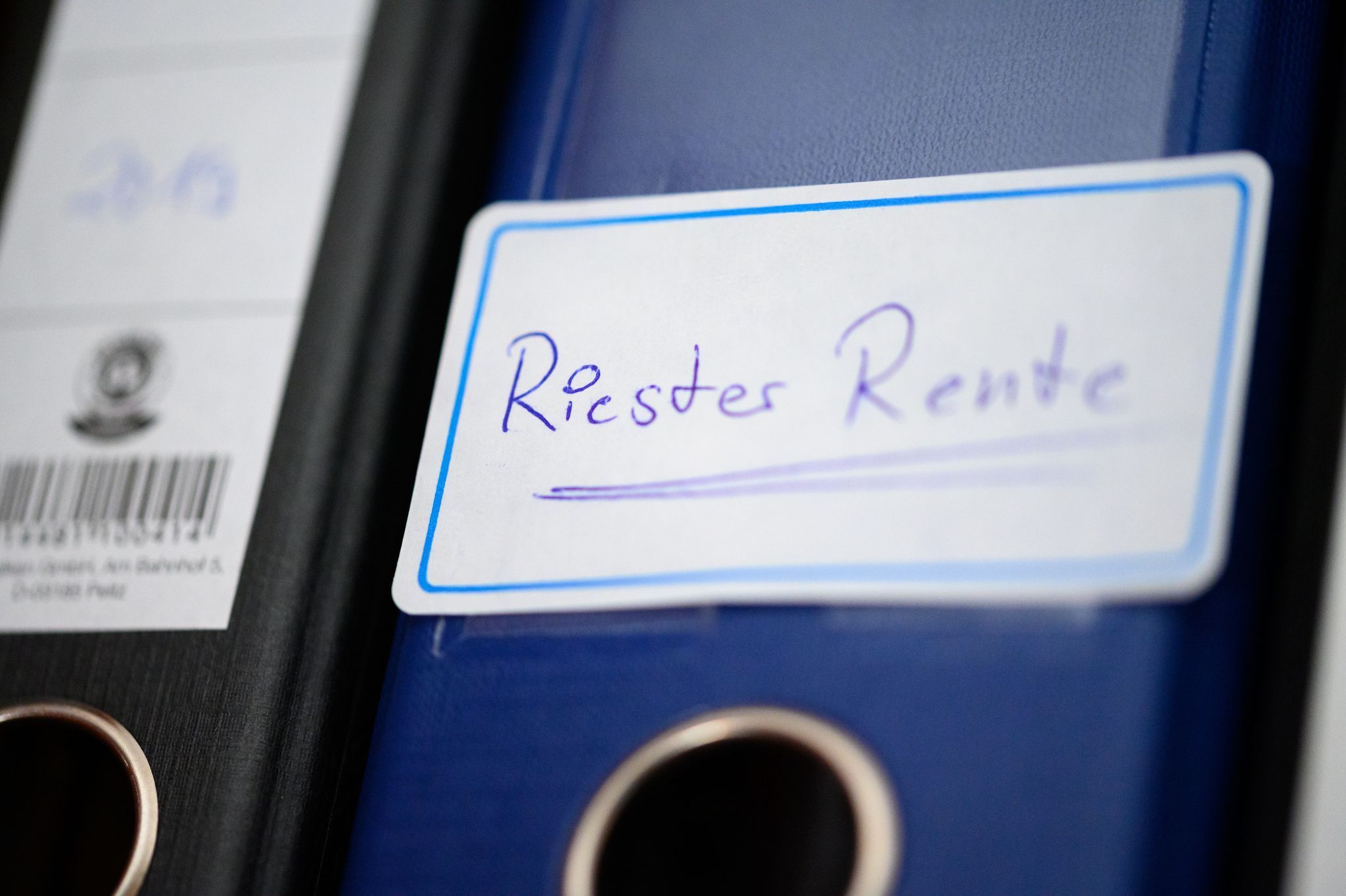 Ein Ordner mit einem Aufkleber „Riester-Rente“
