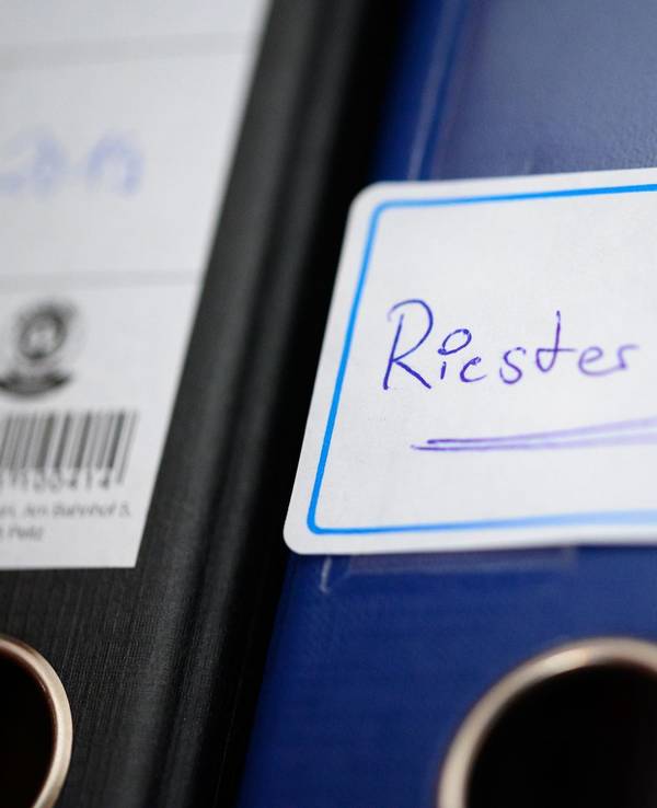 Ein Ordner mit einem Aufkleber „Riester-Rente“