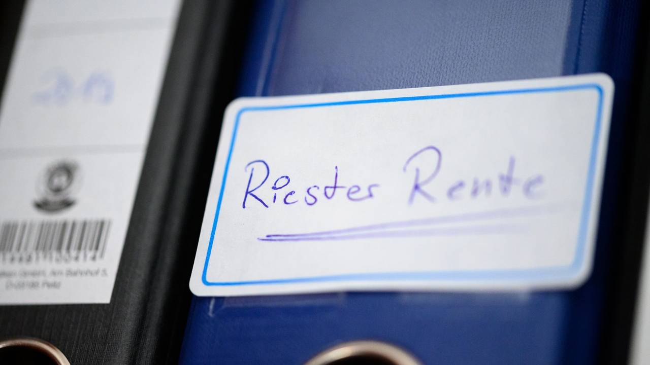 Ein Ordner mit einem Aufkleber „Riester-Rente“