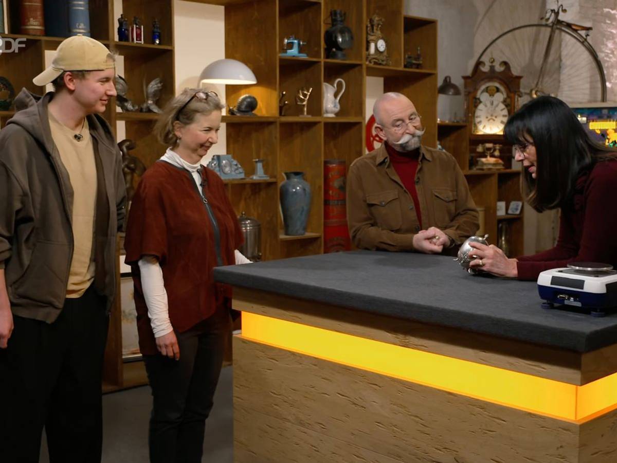 Mit einer Kanne und einer spannenden Familiengeschichte kam eine Berliner Familie in die Montagsausgabe der ZDF-Trödelshow „Bares für Rares“. (Bild: ZDF)