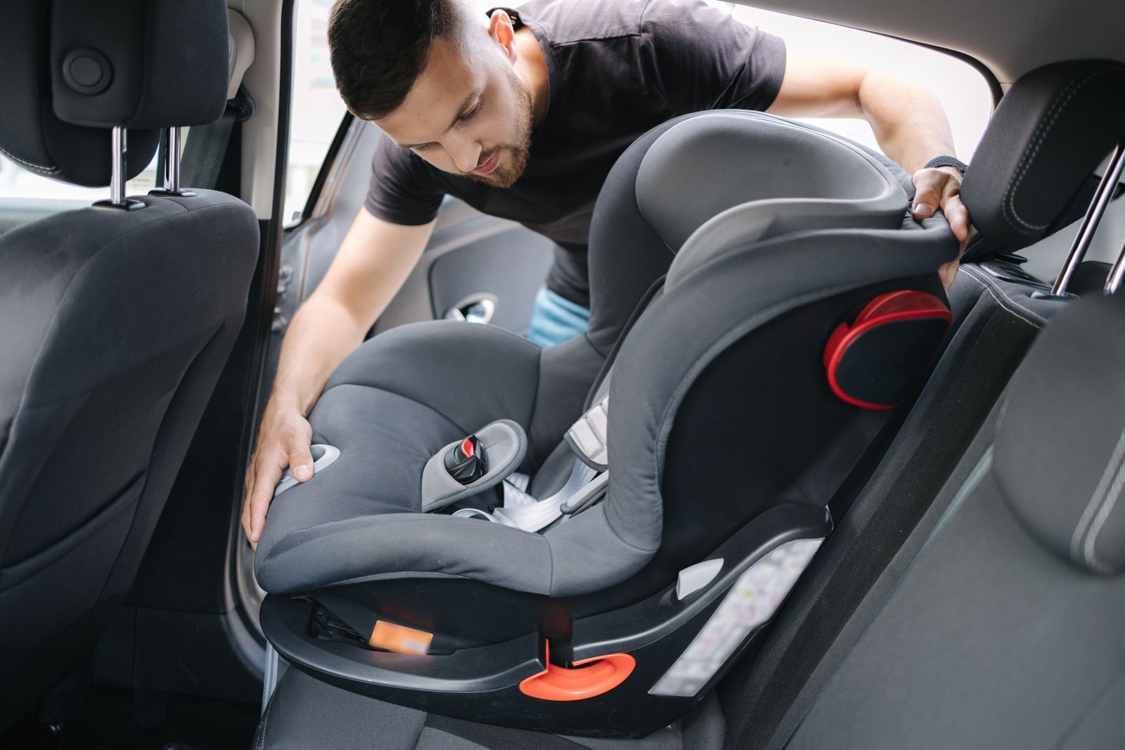 Beim erneuten Installieren des Kindersitzes kann die Anzige de Basisstation „FamilyFix Slide Pro“ einen falschen Eindruck erwecken.  (Bild: iStock/Oleksandr Hrytsiv)